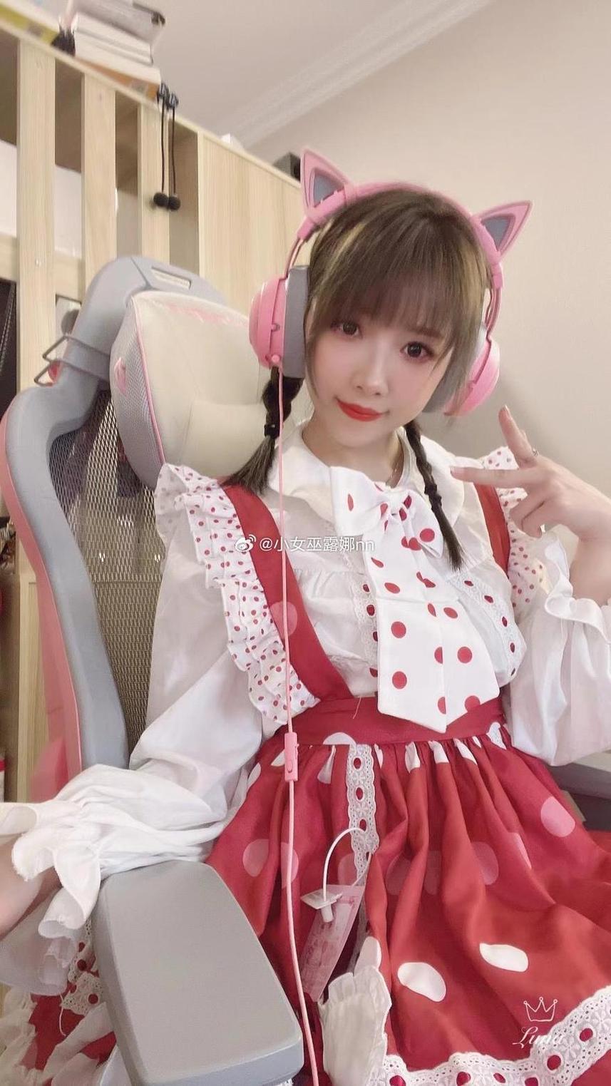 小女巫露娜写真电子版：奢华美感与前卫科技的完美结合